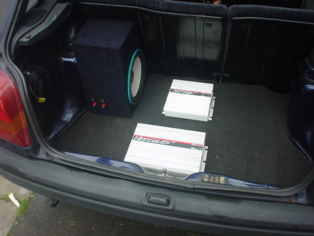 so sollen die Sachen dann im Kofferraum landen und die Bassbox hat auch schon Alcantara bekommen.