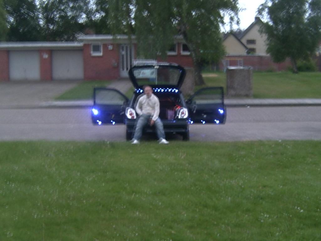Tja das bin ich und mein Fofi 
mit wie schon Beschrieben Mit den Blauen LED`S ich hoffen die Quali ist gut