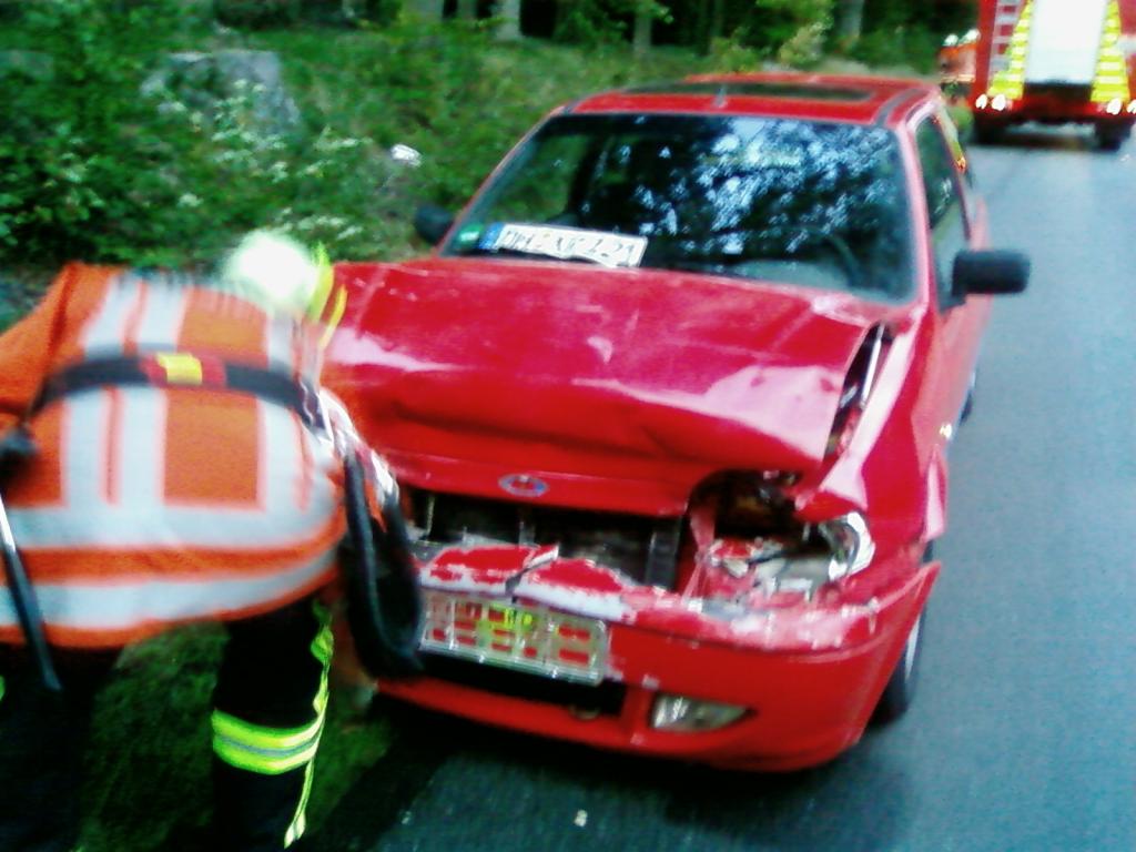 von vorn mit feuerwehrmann... das war lustig, die kamen mit zwei gerätewagen, weil sie dachten die karre brennt... warn zwar nur geplatzte kühlerschlä