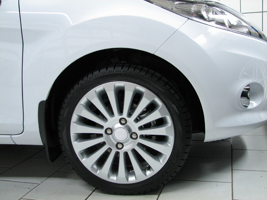 Winter: 15-Speichen-Design mit Pirelli SnowSport 195/45 R16